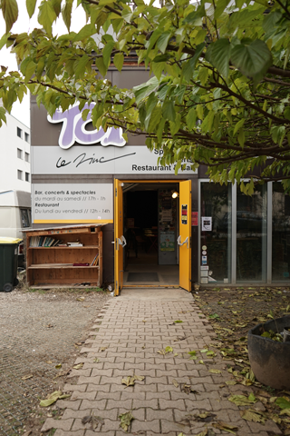 Vu de la façade de Toï Toï, porte d'entrée grande ouverte