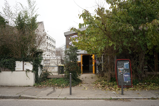 vue élargie de Toï Toï depuis la rue